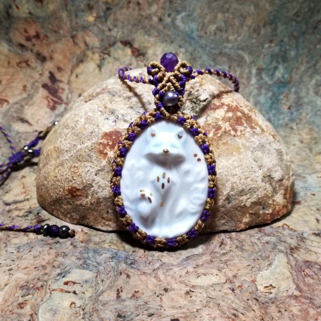 LISEK Portret porcelanowy z ametystami i perłą delfina dolls mikro makrama