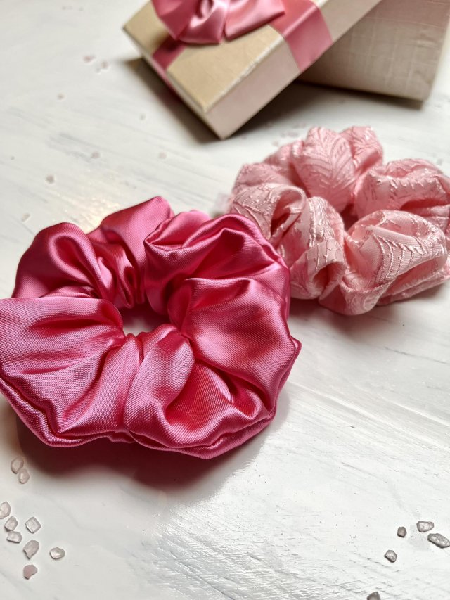 Różowa scrunchie do włosów BARBIE - akcesoria na urodziny, do szkoły, na panieński