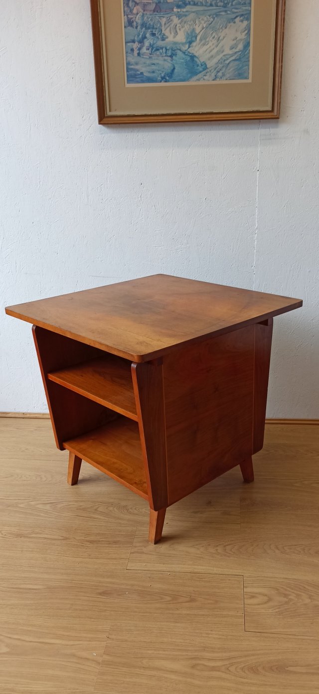 Modernistyczna konsola / stolik Bilea z lat 60-tych.