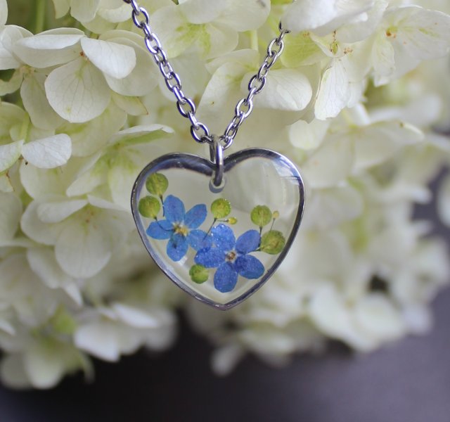 Srebrna zawieszka srebrny naszyjnik wisiorek kwiaty suszone żywica retro z niebieskimi kwiatami niezapominajka niezapominajki