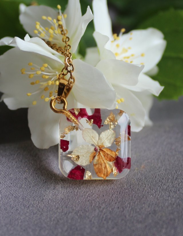 Złota zawieszka złoty wisiorek naszyjnik z suszonymi kwiatami prezent dla niej żywica vintage retro róża hortensja różą