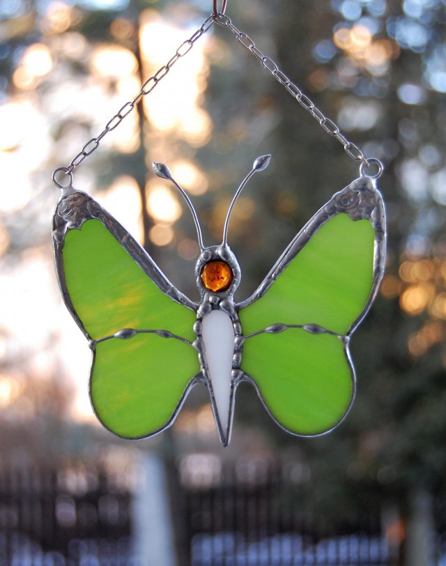Motyl z bursztynem, zielony, limonkowy witraż Tiffany, bursztyn bałtycki