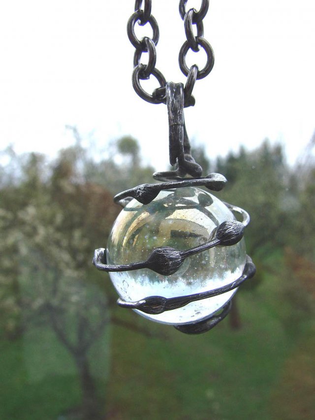 Transparentna szklana  kula - antyczny wisior