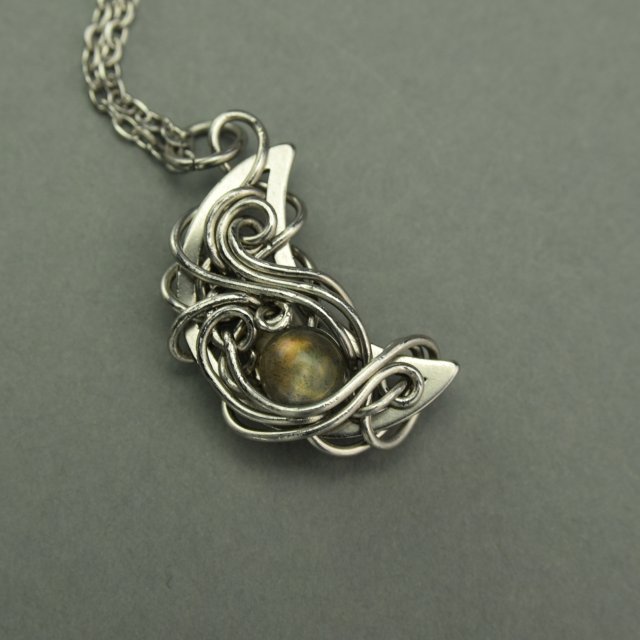 Wisiorek księżyc ze złotym labradorytem, półksiężyc, wire wrapping, stal chirurgiczna, unikatowy, lunula, labradoryt