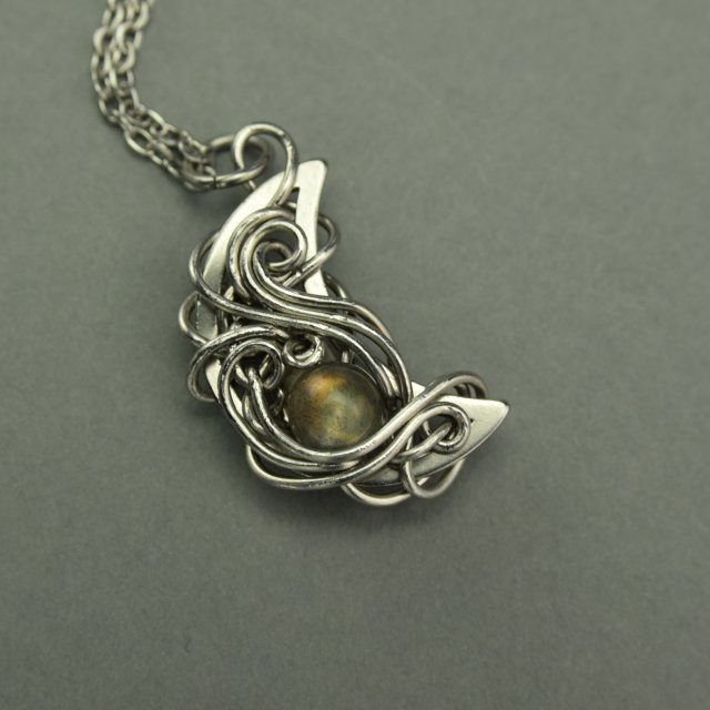 Wisiorek księżyc ze złotym labradorytem, półksiężyc, wire wrapping, stal chirurgiczna, unikatowy, lunula, labradoryt