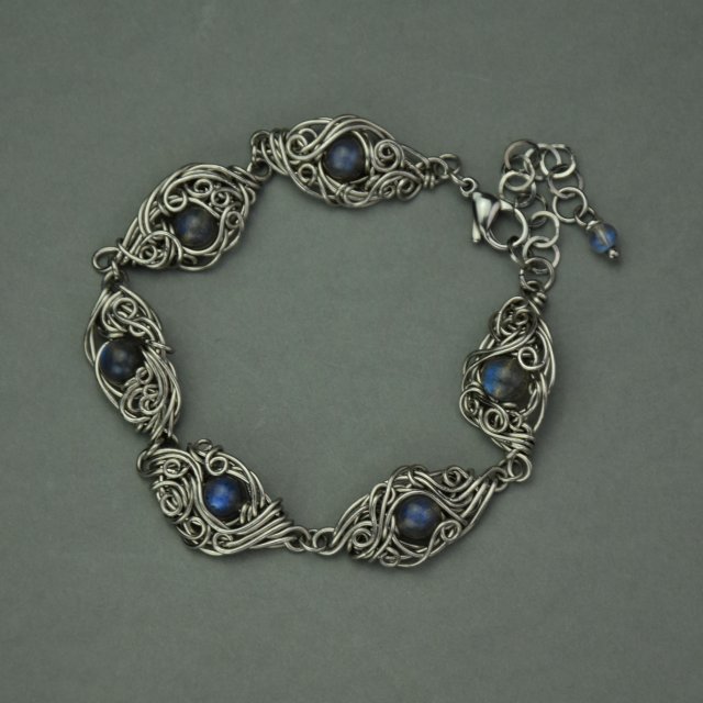 Bransoletka z niebieskimi labradorytami, wire wrapping, stal chirurgiczna, labradoryt