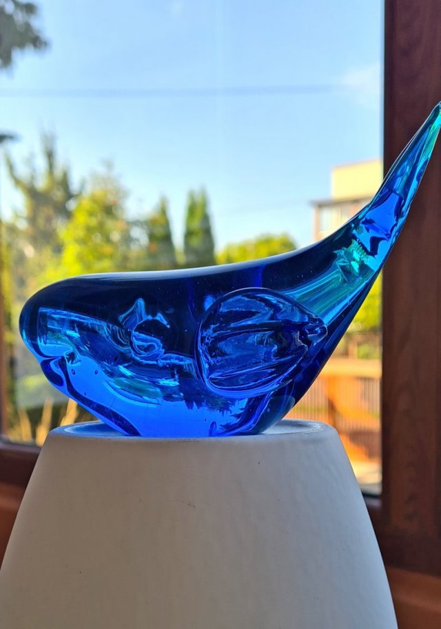 Błękitny szklany wieloryb