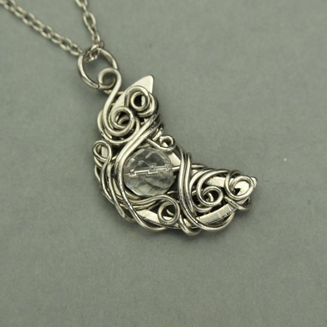 Wisiorek księżyc kryształ górski, półksiężyc, wire wrapping, stal chirurgiczna, unikatowy, lunula