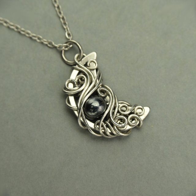 Wisiorek księżyc hematyt, półksiężyc, wire wrapping, stal chirurgiczna, unikatowy, lunula