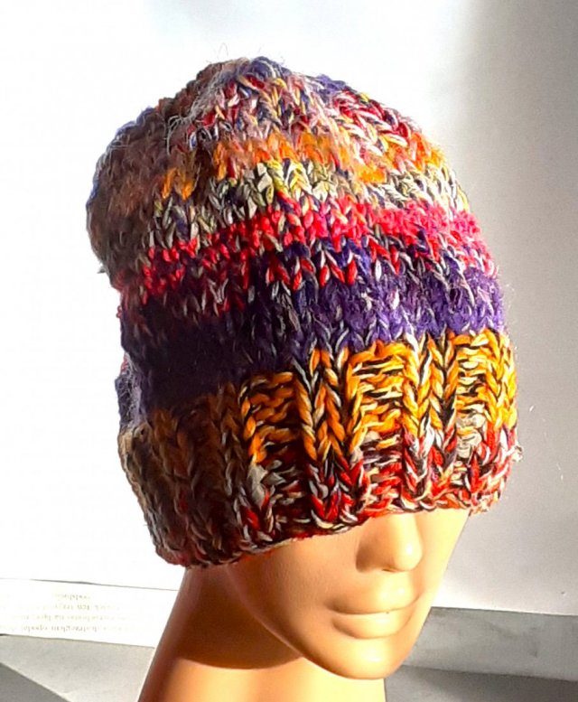 modna czapka kolorowa, pomarańczowa, fioletowa, boho, z wełny