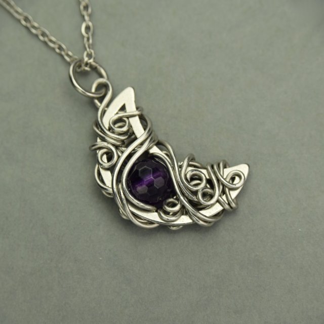 Wisiorek księżyc fioletowy ametyst, półksiężyc, wire wrapping, stal chirurgiczna, unikatowy, lunula