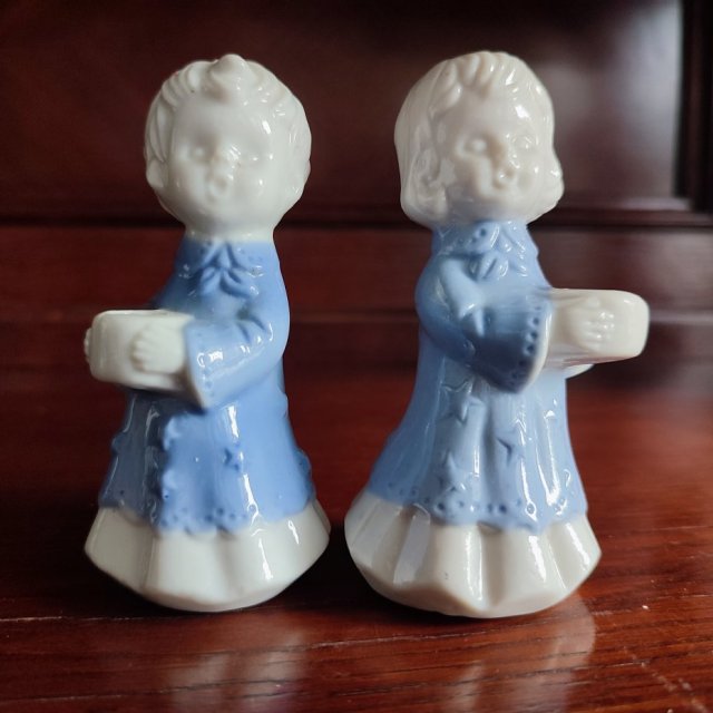 dwa porcelanowe świeczniki chłopiec dziewczynka