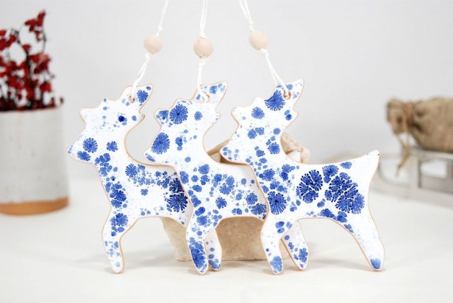 1 duży ceramiczny renifer świąteczny - śnieg