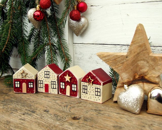 Zestaw domków do świątecznej dekoracji, bordowo-waniliowe