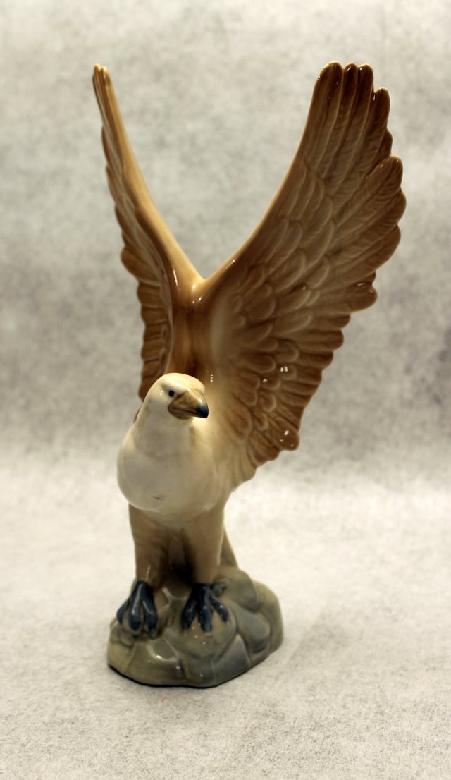 MIGUEL REQUENA Orzeł, Porcelanowa figura orła podrywającego się do lotu, Hiszpania