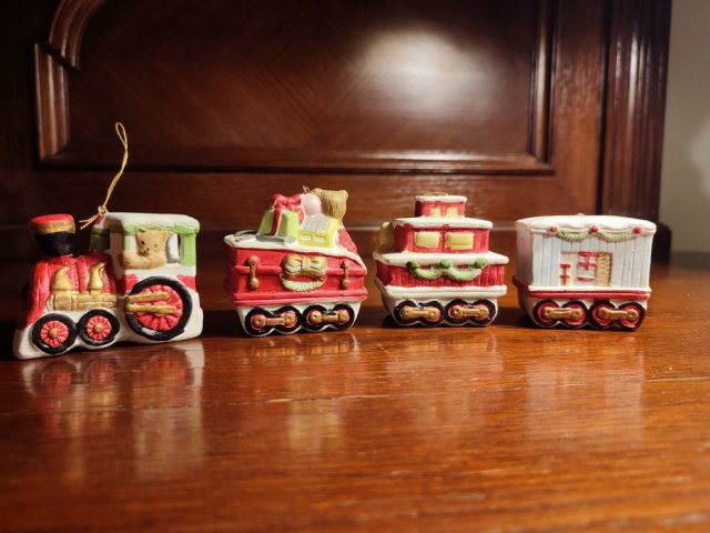 4 figurki-lokomotywa i 3 wagoniki na choinkę