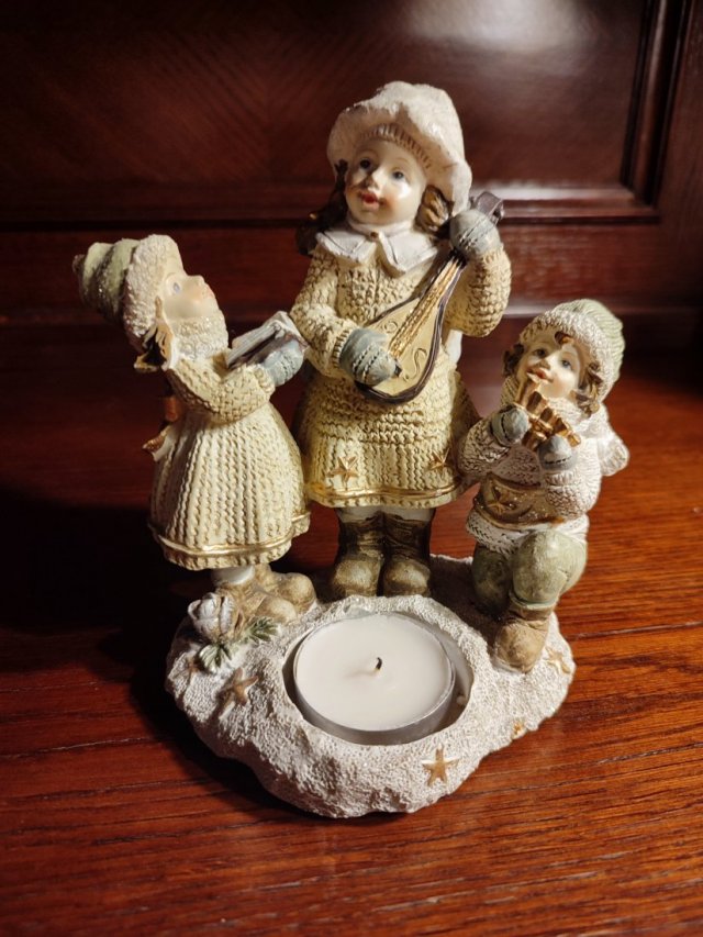 Figurka świąteczna -trójka dzieci grających i śpiewających