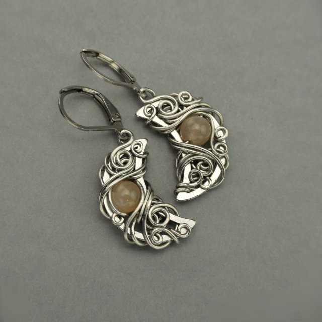 Kolczyki księżyce kamień słoneczny, stal chirurgiczna, wire wrapping półksiężyc