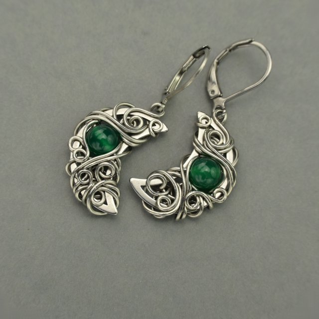 Kolczyki księżyce zielony onyks, stal chirurgiczna, wire wrapping półksiężyc