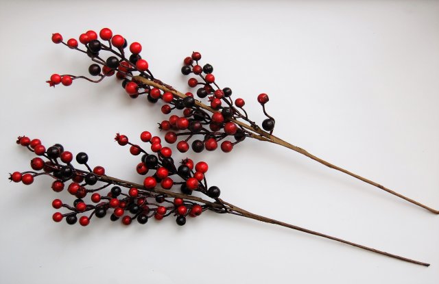 Gałązka świąteczna, czerwone jagody, 55 cm, 2 szt.