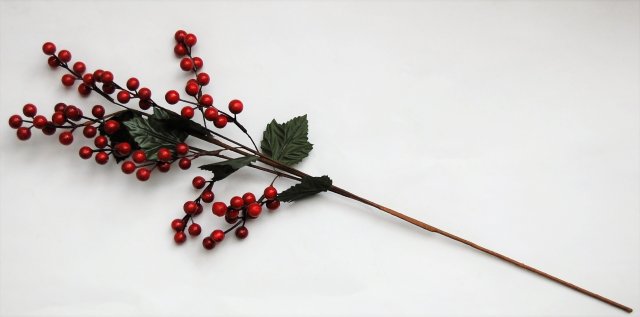 Gałązka świąteczna czerwone jagody, liście, 70 cm