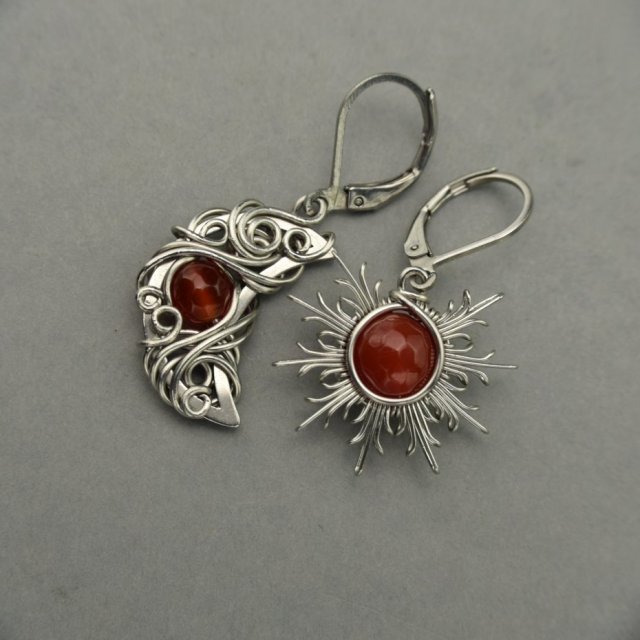 Asymetryczne kolczyki słońce i księżyc karneol, stal chirurgiczna, wire wrapping