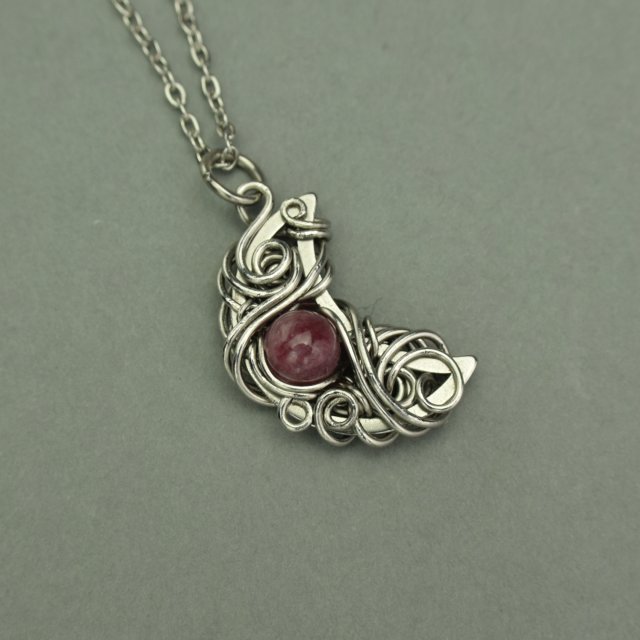 Różowy wisiorek księżyc turmalin, półksiężyc, wire wrapping, stal chirurgiczna, unikatowy, lunula