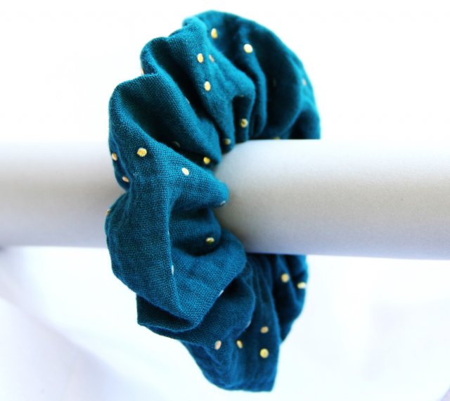 turkusowa gumka do włosów scrunchie
