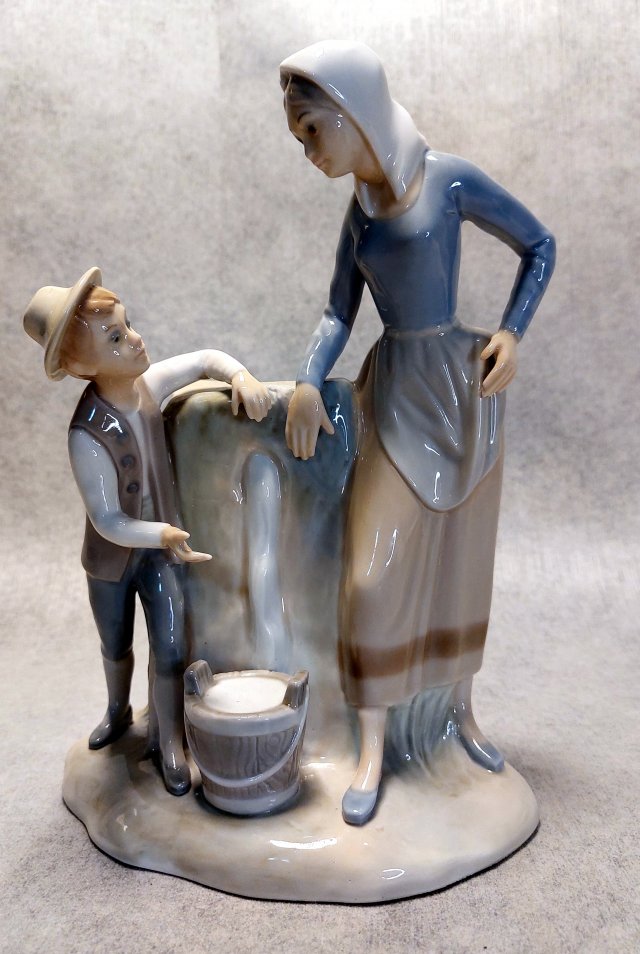 LLADRO seria Zaphir #575 "Dzieci przy fontannie" Bardzo duża