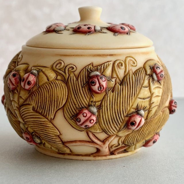 Jardinia Netsuke style carving - małe cudo! ❤ Puzderko, ręczna praca