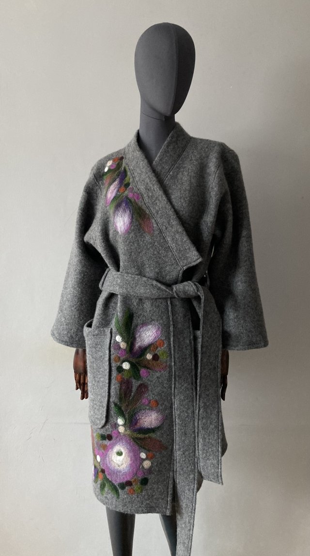 Kimono z wełny parzonej malowane wełną.
