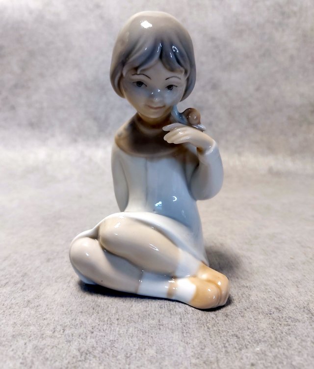 Porceval Hiszpańska porcelanowa figurka "Dziewczyna ze ślimakiem"