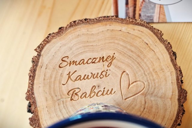 Prezent dla babci, smacznej kawusi, podstawka z grawerem na dzień babci, podkładka pod talerz kubek, rustykalne boho dodatki