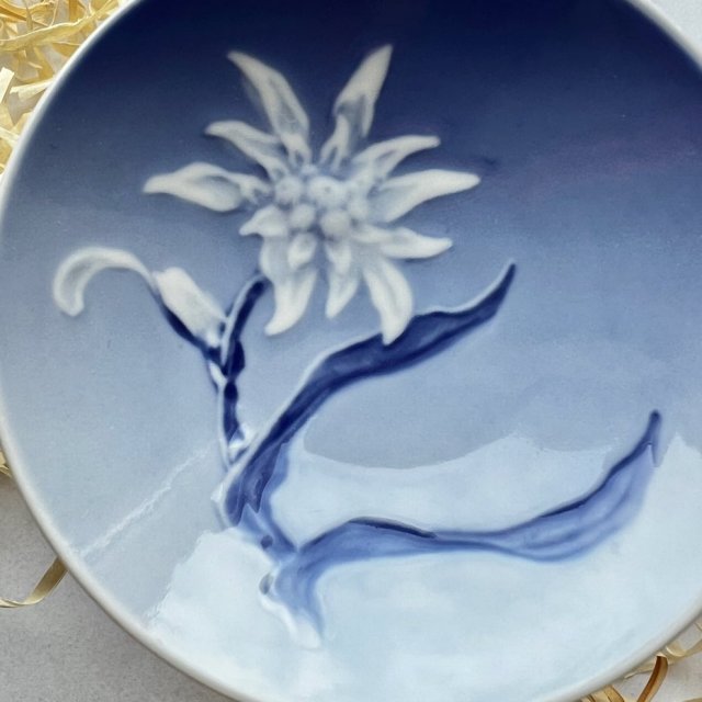 ROYAL COPENHAGEN DENMARK - Talerzyk ❀ڿڰۣ❀ Porcelana sygnowana i odręcznie numerowana.