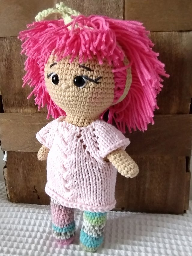 lalka z różowymi włosami