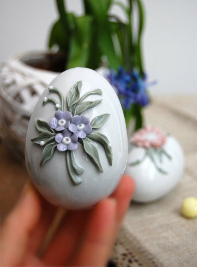 Porcelana Ćmielów, jajko, pisanka, kwiaty, niezapominajki, relief, vintage