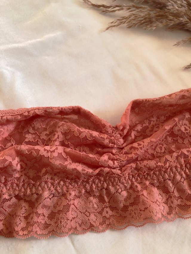 Koralowe bandeau z koronki