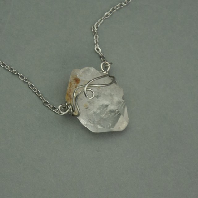 Naszyjnik Talizman kryształ górski surowy sopel ze szpicem, wire wrapping, stal chirurgiczna