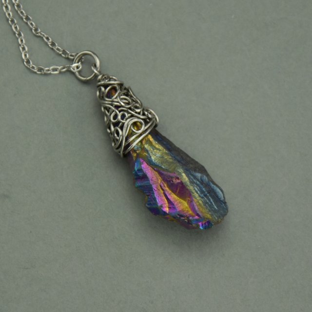 Wisiorek talizman kwarc tytanowy aura tęczowa ze stali chirurgicznej wire wrapping