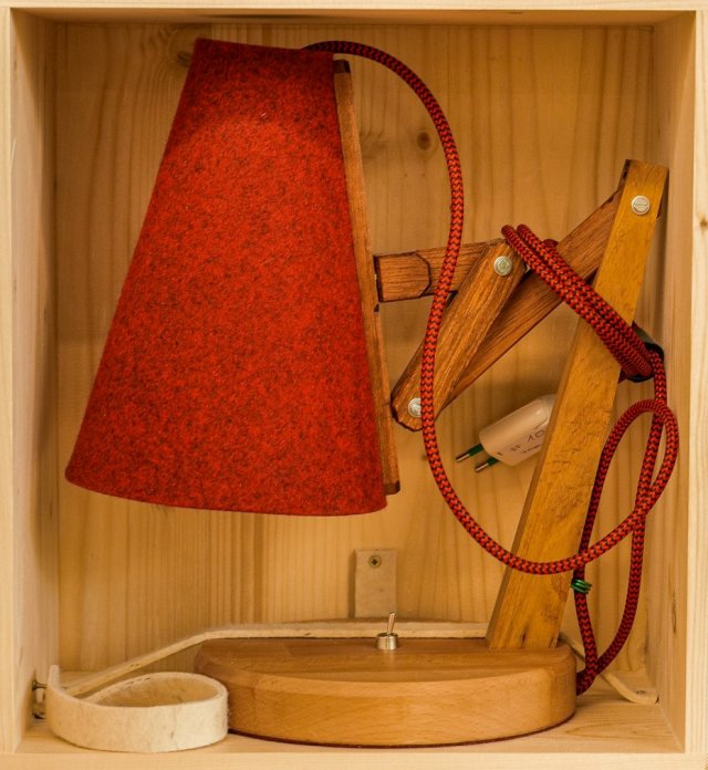 ZORYA - Unikalna, regulowana, drewniana lampka biurkowa | Czerwona