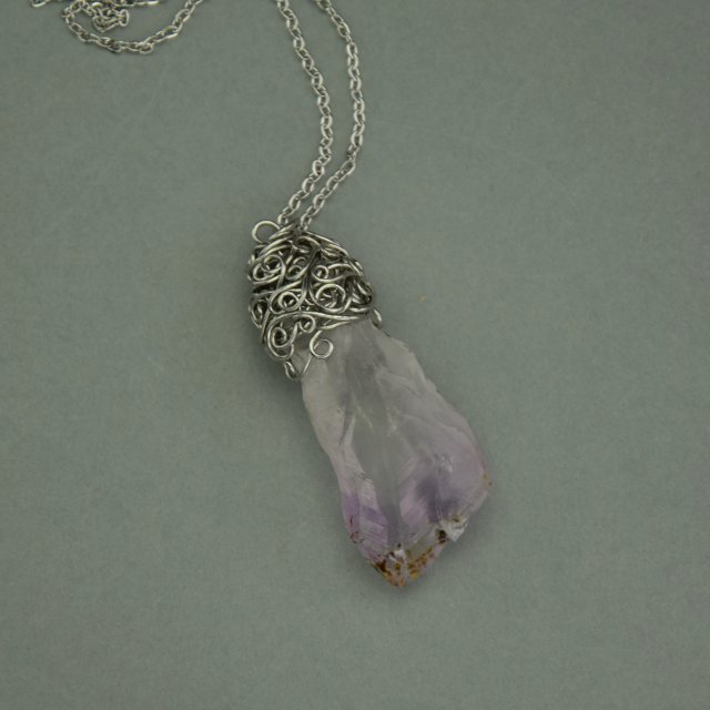Wisiorek Talizman duży, jasny, surowy ametyst, wire wrapping, stal chirurgiczna