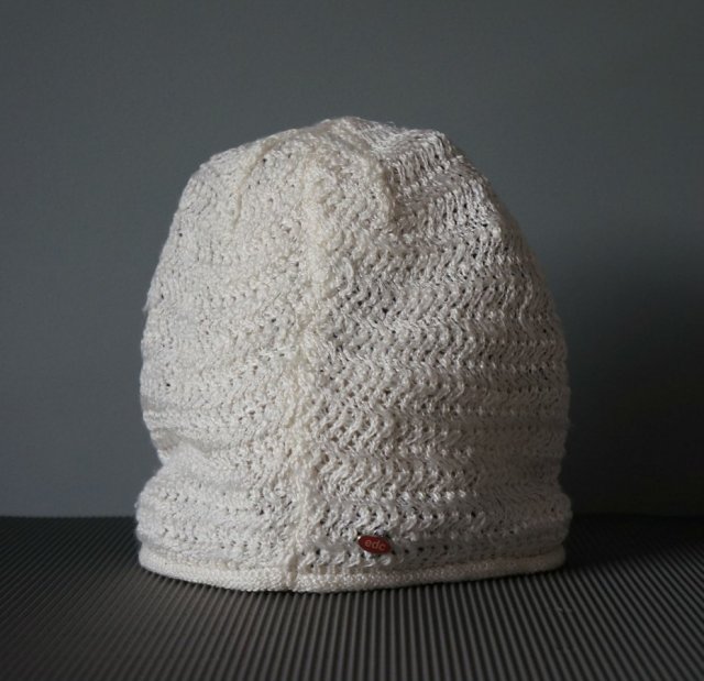 Biała czapka edc