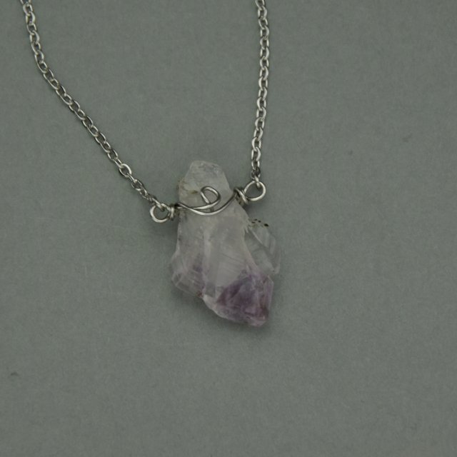 Krótki naszyjnik talizman minimalistyczny jasny surowy ametyst, wire wrapping, stal chirurgiczna