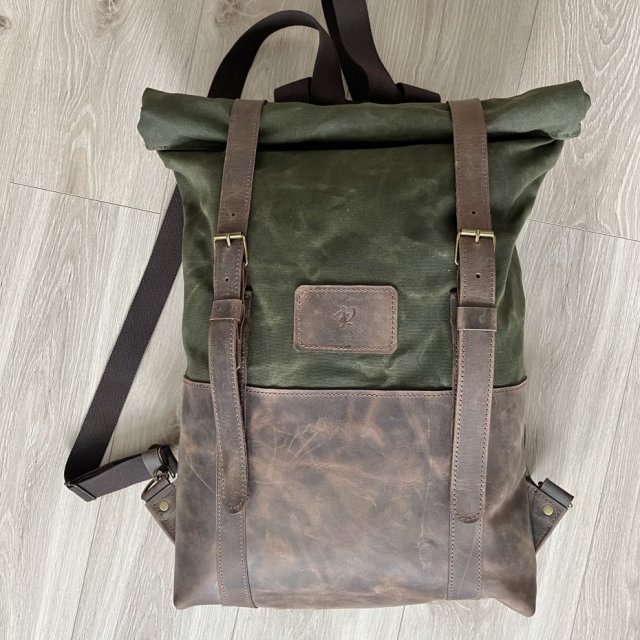 Plecak zielono-brązowy rolowany ze skóry i bawełny Vintage format A4.
