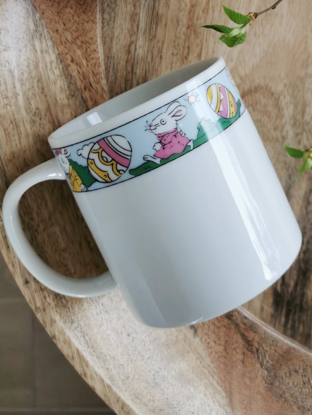 Kubek z króliczkami na wielkanoc