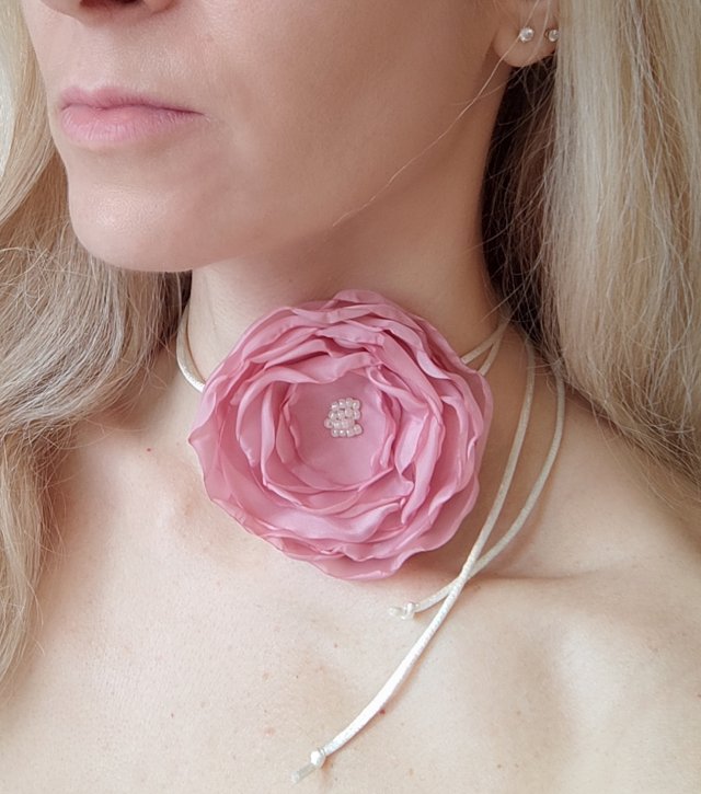 Naszyjnik choker z dużym jasny róż kwiatkiem