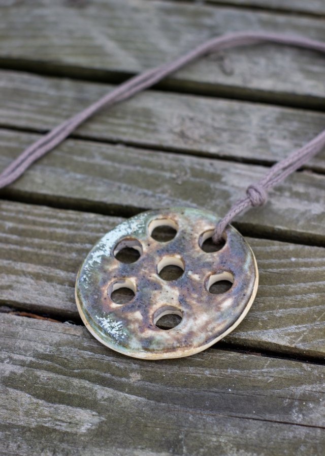 Ceramiczna  zawieszka z dziurkami