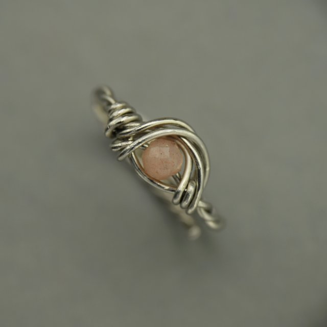 Pierścionek regulowany kamień słoneczny, wire wrapping, stal chirurgiczna