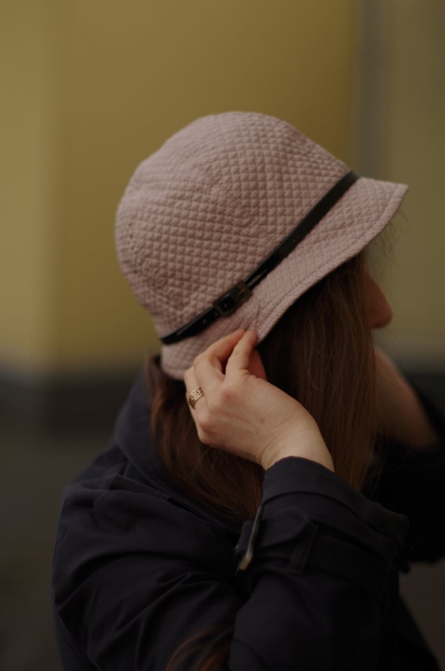 Klasyczny ponadczasowy pikowany kapelusz damski.