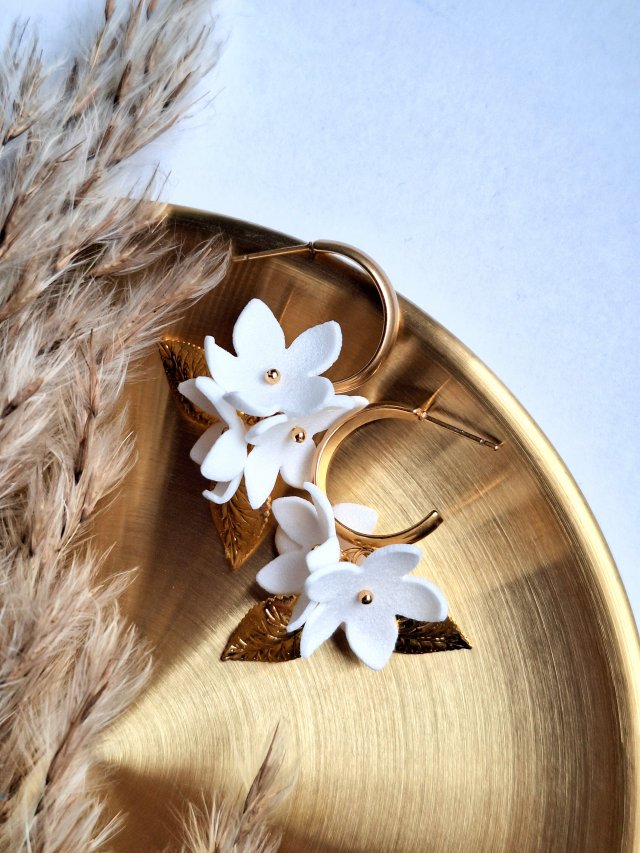 Kolczyki pozłacane kółka białe kwiaty